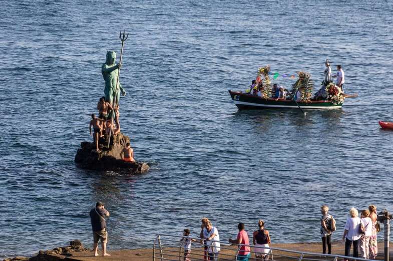 La procesión a su paso a la altura del Neptuno ( Foto J.F. Belda)
